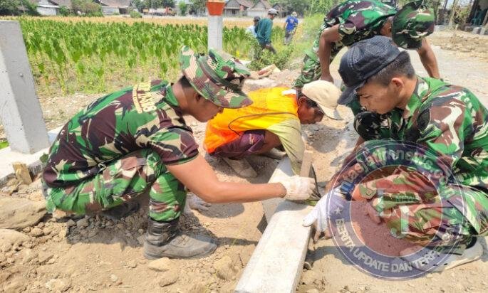 Dengan Teliti, Satgas TMMD ke-130 Kodim Ngawi Bersama Warga Pasang Begesting Jalan