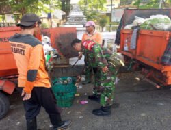 Dukung Program Kebersihan Pemkot, Babinsa Kestalan Turun Langsung Ajak Warga Pilah Sampah dari Rumah