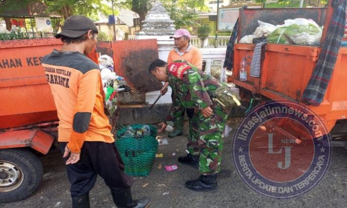 Dukung Program Kebersihan Pemkot, Babinsa Kestalan Turun Langsung Ajak Warga Pilah Sampah dari Rumah