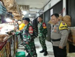 Jaga Stabilitas Harga, Babinsa dan Bhabinkamtibmas Nusukan Sidak Harga Sembako di Pasar Tradisional