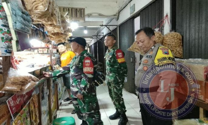 Jaga Stabilitas Harga, Babinsa dan Bhabinkamtibmas Nusukan Sidak Harga Sembako di Pasar Tradisional