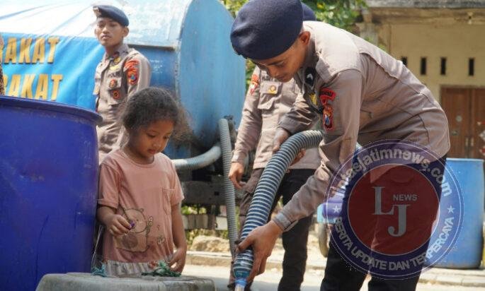 Brimob Polda Jatim Salurkan 40 Ribu Liter Air Bersih untuk Warga Gresik dan Sidoarjo