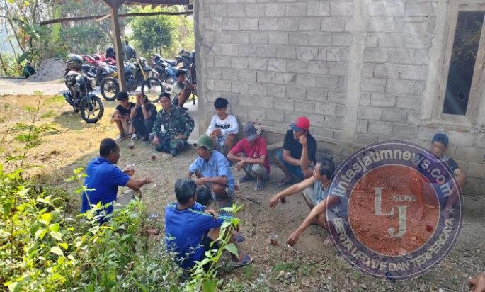 Cegah Kebakaran Saat Kemarau, Babinsa Teras Ajak Warga Waspada Bakar Lahan dan Ranting Kering