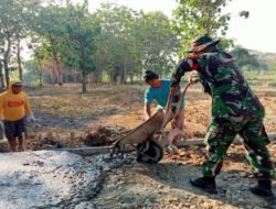Tangan kotor semen, nyali baja: Sertu Budi terjun total dorong angkong di jurangjero kidul, “kami ada untuk rakyat!”