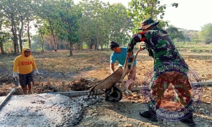 Tangan kotor semen, nyali baja: Sertu Budi terjun total dorong angkong di jurangjero kidul, “kami ada untuk rakyat!”