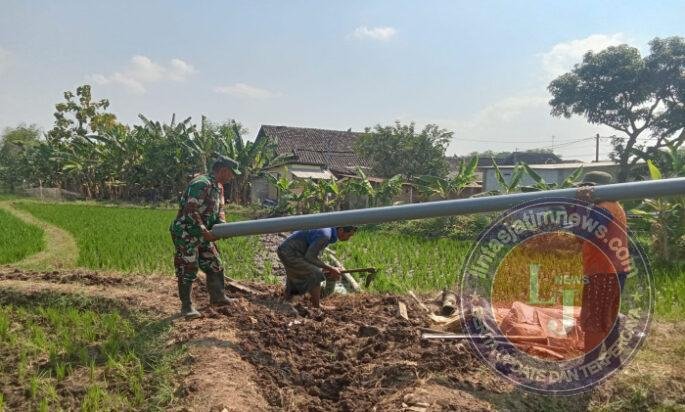 Babinsa dan Warga Sewulan Bergotong Royong, Perkuat Irigasi untuk Dukung Pertanian