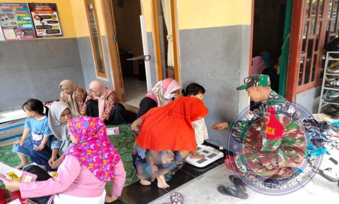 Dekat dengan Warga, Babinsa Sidorejo Bantu Kelancaran Pelayanan Posyandu