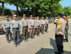 Tingkatkan Disiplin dan Kekompakan, Babinsa Serengan Latih PBB Anggota Linmas