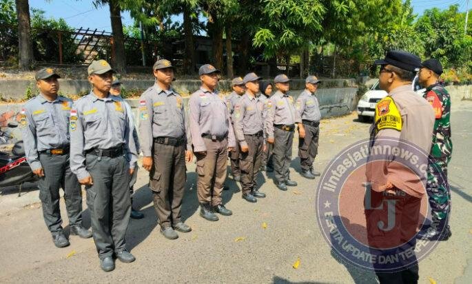 Tingkatkan Disiplin dan Kekompakan, Babinsa Serengan Latih PBB Anggota Linmas
