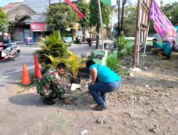 Wujud Kemanunggalan TNI-Rakyat, Babinsa Timuran Bersama Warga Gelar Kerja Bakti Bersihkan Lingkungan