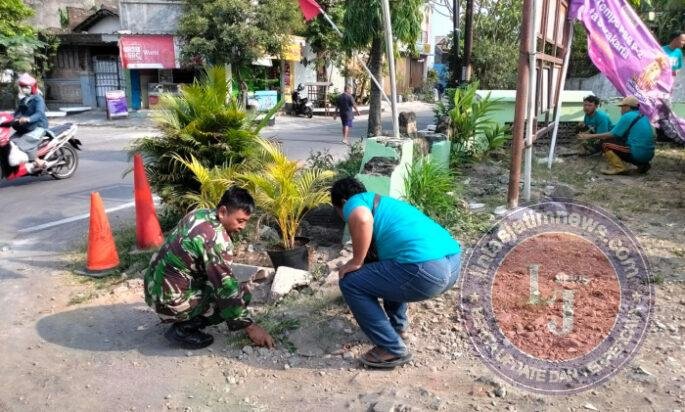 Wujud Kemanunggalan TNI-Rakyat, Babinsa Timuran Bersama Warga Gelar Kerja Bakti Bersihkan Lingkungan