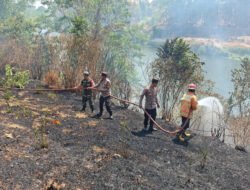 Babinsa dan Petugas Gabungan Padamkan Kebakaran Lahan di Belakang TMP Madiun