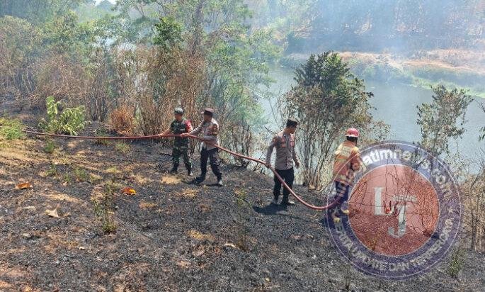 Babinsa dan Petugas Gabungan Padamkan Kebakaran Lahan di Belakang TMP Madiun