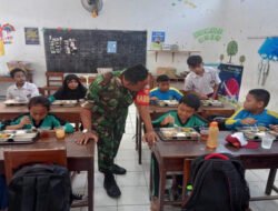 Pastikan Tepat Sasaran, Babinsa Tegalharjo Kawal Penyaluran Makan Bergizi Gratis untuk 210 Siswa