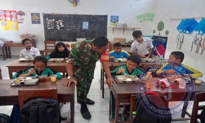 Pastikan Tepat Sasaran, Babinsa Tegalharjo Kawal Penyaluran Makan Bergizi Gratis untuk 210 Siswa