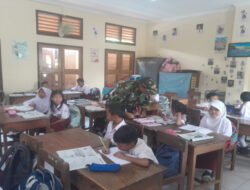 Tanamkan Cinta Tanah Air Sejak Dini, Babinsa Joyotakan Beri Wasbang di SD Mijipinilihan