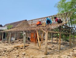 Hari Ketiga TMMD ke-130 Kodim Ngawi, Rehab RTLH Rumah Pak Suwoto Masuki Tahap Perakitan Kayu