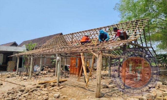 Hari Ketiga TMMD ke-130 Kodim Ngawi, Rehab RTLH Rumah Pak Suwoto Masuki Tahap Perakitan Kayu