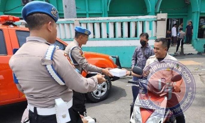 Jumat Berkah, Sipropam Polres Pelabuhan Tanjung Priok Bagikan 100 Kotak Makanan kepada Masyarakat