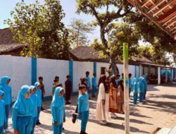 Latih Baris Berbaris, Babinsa Kodim Ponorogo Tanamkan Disiplin Kepada Siswa Sejak Dini