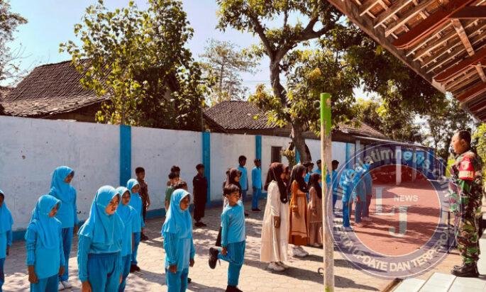 Latih Baris Berbaris, Babinsa Kodim Ponorogo Tanamkan Disiplin Kepada Siswa Sejak Dini