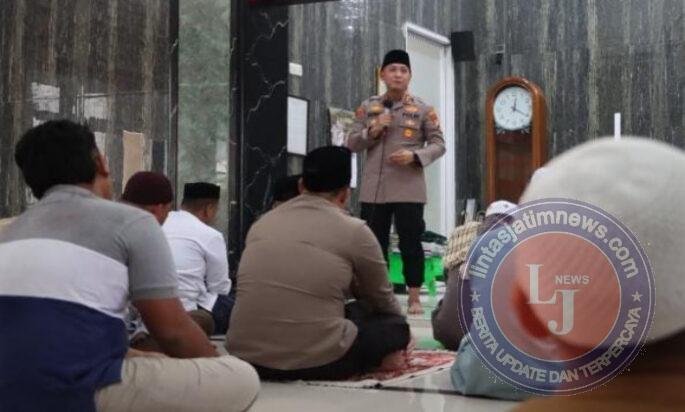 Pererat Kedekatan dengan Masyarakat, Kapolres dan Wakapolres Pelabuhan Tanjung Priok Gelar Jumat Keliling di Muara Angke