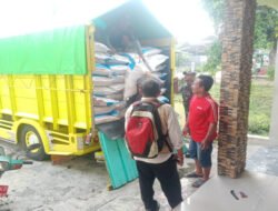 Perkuat Ketahanan Pangan, Babinsa Mlilir Dampingi Pengambilan Pupuk Subsidi