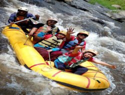 Uji Kekompakan Lewat Derasnya Arus Pujon Rafting, Awali Rangkaian Family Gathering SMPN 1 Pucuk