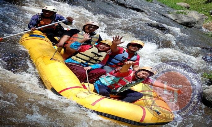 Uji Kekompakan Lewat Derasnya Arus Pujon Rafting, Awali Rangkaian Family Gathering SMPN 1 Pucuk