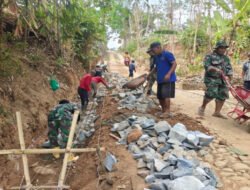 Teriknya Matahari Tak Menyurutkan Semangat Kemanunggalan TNI Dan Rakyat