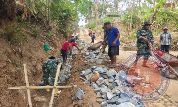 Teriknya Matahari Tak Menyurutkan Semangat Kemanunggalan TNI Dan Rakyat