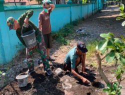 Lestarikan Gotong Royong Warisan Leluhur, Babinsa Kepatihan Wetan Kerja Bakti Bersama Warga
