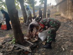 Cegah Banjir dan Jaga Lingkungan, Babinsa Joyotakan Bersama Warga Bersihkan Bantaran Sungai Jenes