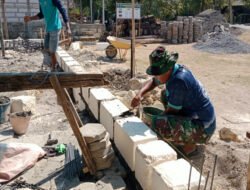 Pelda Ridwan Satgas TMMD ke-130 Kodim Ngawi Bersama Warga Kompak Bangun Rumah Bu Kasiyem