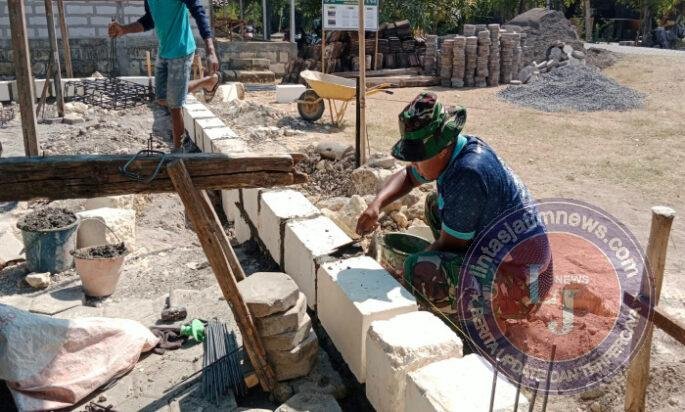 Pelda Ridwan Satgas TMMD ke-130 Kodim Ngawi Bersama Warga Kompak Bangun Rumah Bu Kasiyem