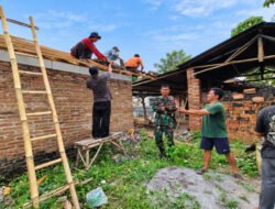 Ringankan Beban Warga, Babinsa Glonggong Turun Tangan Bantu Pembangunan Rumah Tidak Layak Huni