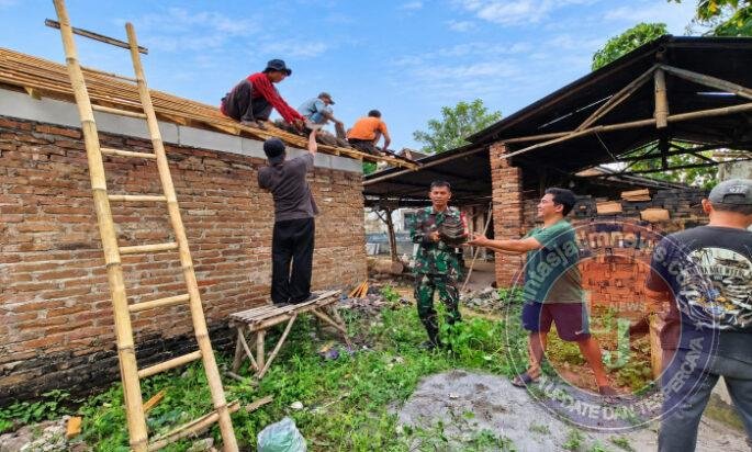 Ringankan Beban Warga, Babinsa Glonggong Turun Tangan Bantu Pembangunan Rumah Tidak Layak Huni