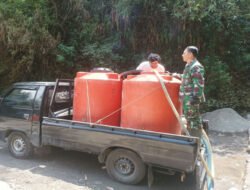 Peduli Warga Terdampak Kekeringan, Babinsa Koramil Selo Bantu Penuhi Kebutuhan Air Bersih