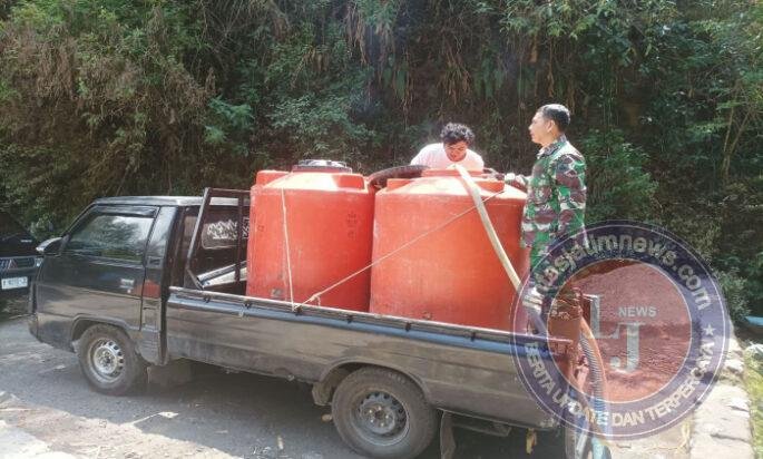 Peduli Warga Terdampak Kekeringan, Babinsa Koramil Selo Bantu Penuhi Kebutuhan Air Bersih