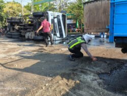Truk Muatan Cairan Sabun Terguling di Jalan Dr Wahidin Sudirohusodo Gresik, Sejumlah Pemotor Jadi Korban Jalan Licin