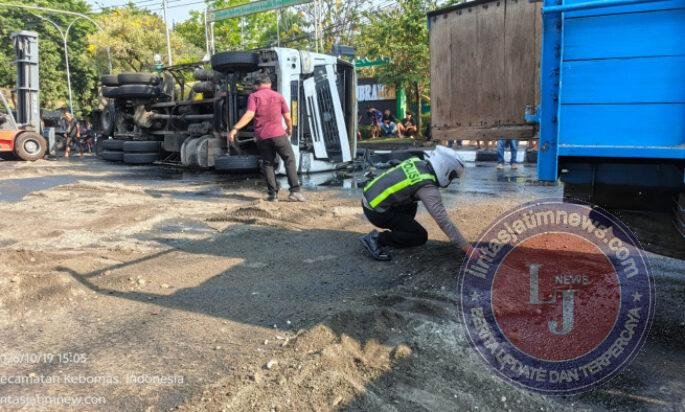 Truk Muatan Cairan Sabun Terguling di Jalan Dr Wahidin Sudirohusodo Gresik, Sejumlah Pemotor Jadi Korban Jalan Licin