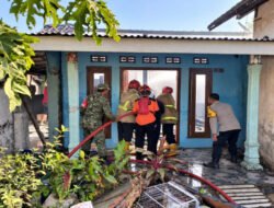 Babinsa Bersama Damkar dan Warga Berjibaku Padamkan Kebakaran Rumah di Slambur