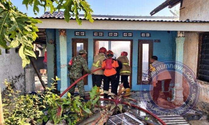 Babinsa Bersama Damkar dan Warga Berjibaku Padamkan Kebakaran Rumah di Slambur