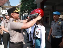 Polisi Bersama Masyarakat: Aksi Simpatik Polres Jember Edukasi Keselamatan Berkendara