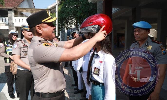 Polisi Bersama Masyarakat: Aksi Simpatik Polres Jember Edukasi Keselamatan Berkendara