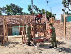 Tak Tunggu Diminta, Babinsa Tangen Turun Langsung Bantu Warga Bangun Rumah