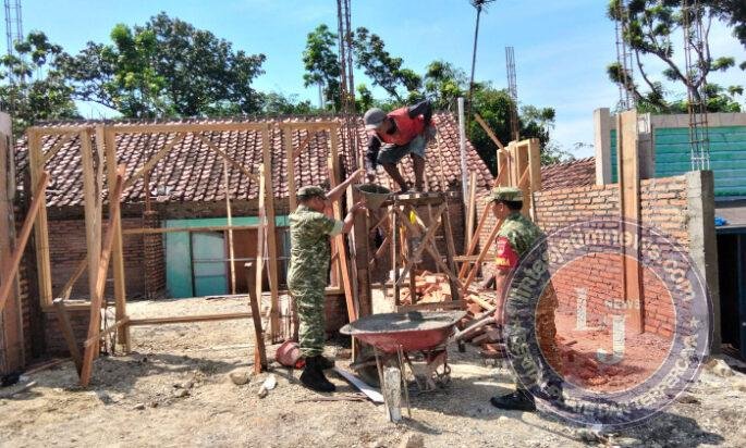 Tak Tunggu Diminta, Babinsa Tangen Turun Langsung Bantu Warga Bangun Rumah
