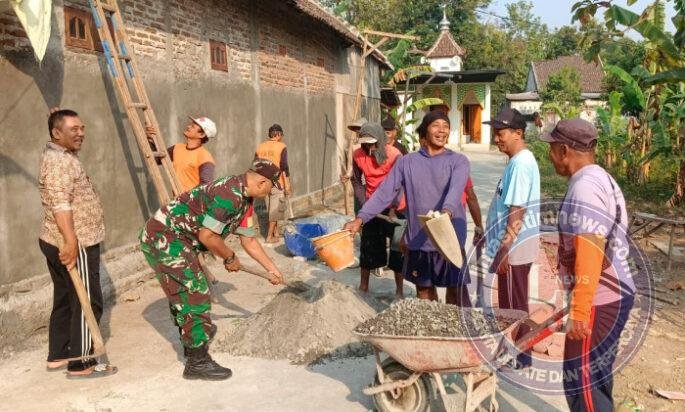 Gotong Royong Babinsa dan Warga Kedungrejo, Jalan Menuju Musala Dusun Klubuk Kini Diperkeras