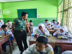 Pastikan Tepat Sasaran, Babinsa Purwodiningratan Kawal Penyaluran Makan Bergizi Gratis di SMPN 14 Surakarta
