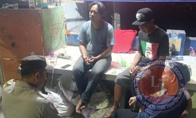 Bhabinkamtibmas Sambangi Warga Pelabuhan Kalibaru, Ajak Masyarakat Jaga Kamtibmas dan Waspadai Kebakaran